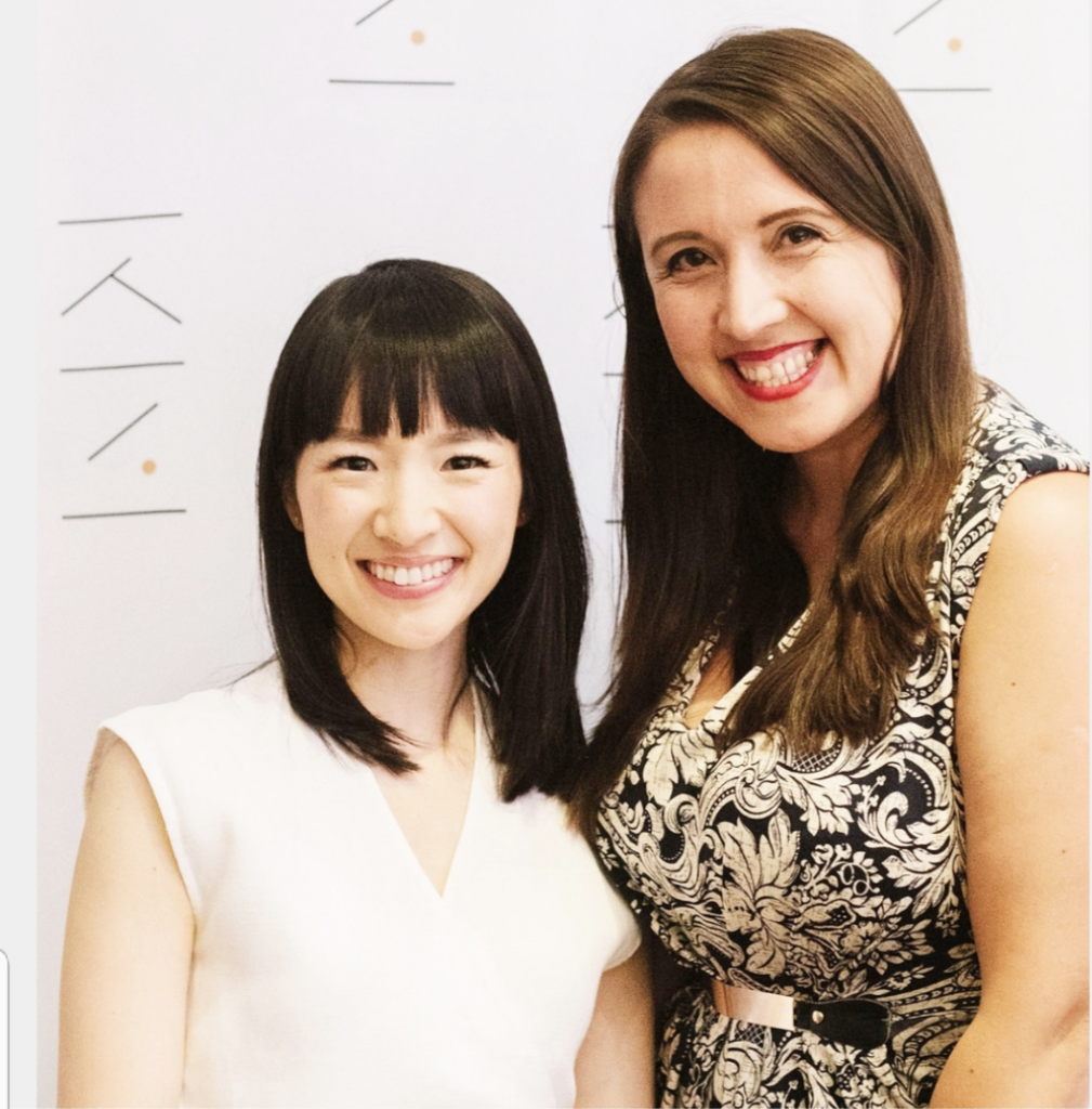Jeannette Escudero junto a Marie Kondo