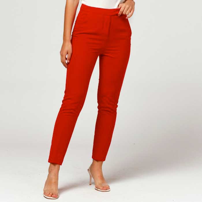 El doblez correcto para usar pantalones si eres bajita