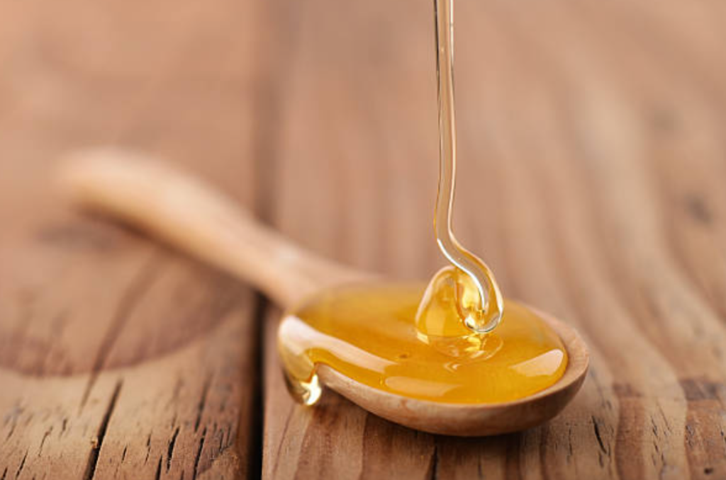 Miel cayendo en una cuchara